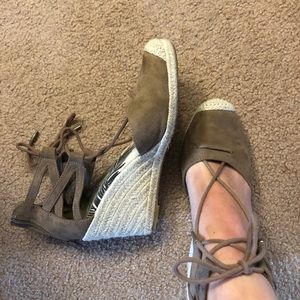 Close-toed heel sandals